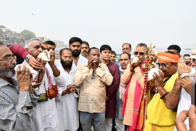 शंकराचार्य जी के गोप्रतिष्ठा धर्मयुद्ध शंखनाद के समर्थन में काशीवासी गौभक्तों ने किया शंखनाद