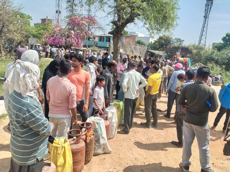 रायबरेली-गैस का सिलेंडर लेने के लिए सुबह 4 से लगी लंबी कतार, उपभोक्ताओं में आक्रोश