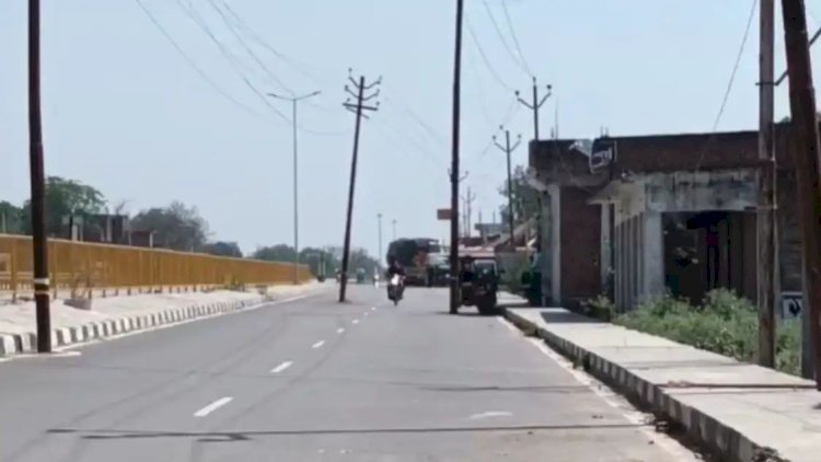 'इंजीनियरिंग' तो कमाल की. बिजली का पोल हटाया नहीं, बना दी सर्विस रोड; वायरल हो रहा Video