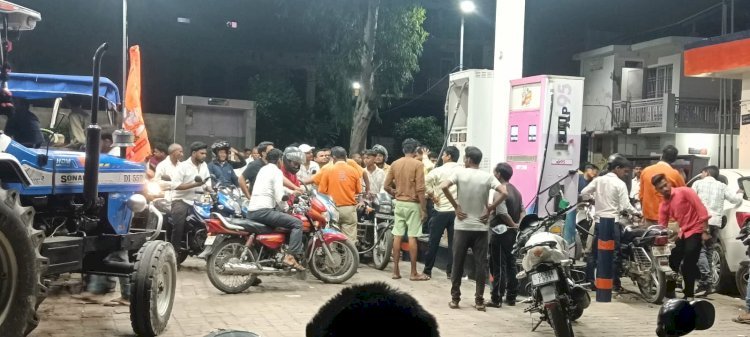रायबरेली-देर रात घरों में आराम करने की जगह पेट्रोल टंकियों पर लंबी-लंबी कतारो में दिखे लोग