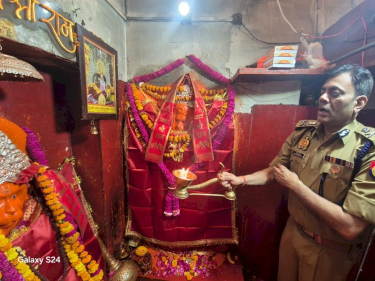 रायबरेली-एडीजी जोन लखनऊ ने चुरूवा मंदिर पर टेका माथा, लिया पवन पुत्र का आशीर्वाद
