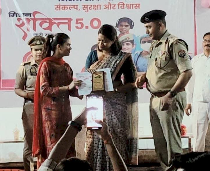 लोक गायिका को डीएम ने किया गया सम्मानित