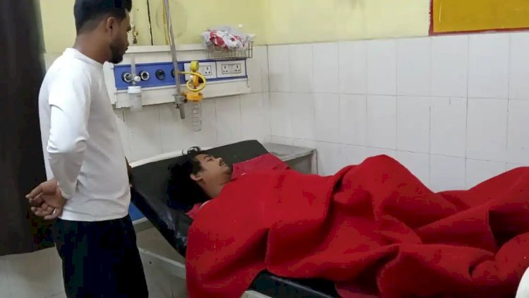 रायबरेली में बाइक सवार दबंगों ने घर के सामने बैठे युवक पहले पीटा और फिर मारी गोली