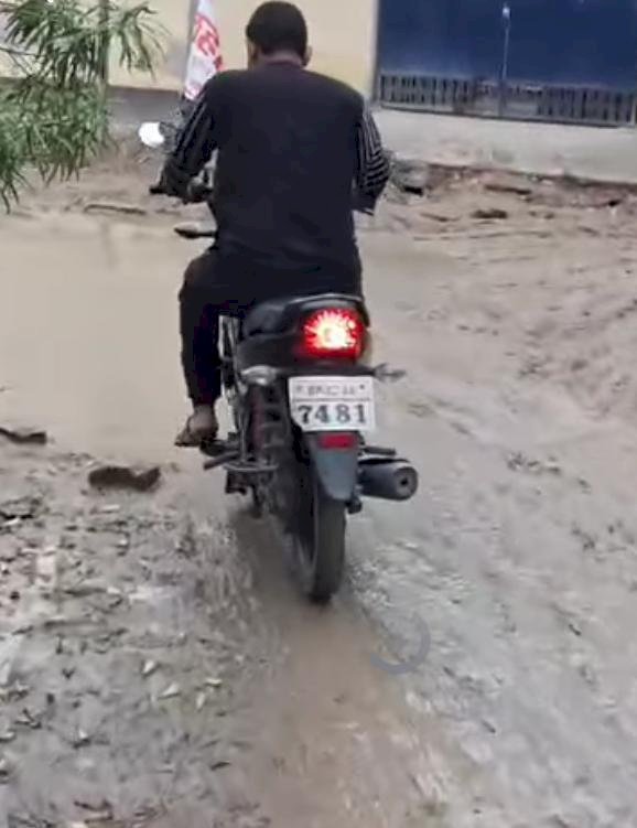 रायबरेली-जल निगम के अधिकारियों की लापरवाही से कीचड़ युक्त हुई कस्बे की गलियां