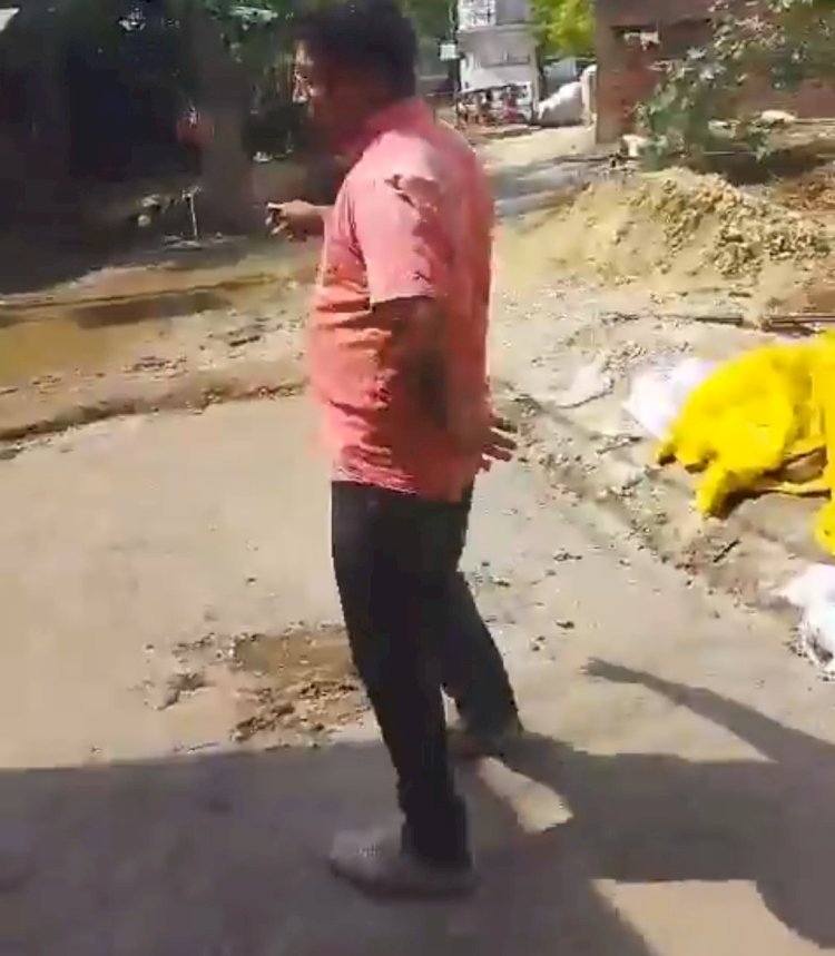 रायबरेली-सीसी रोड निर्माण में भ्रष्टाचार का मामला उजागर  ग्रामीणों ने निर्माण कार्य में घटिया सामग्री के उपयोग का लगाया आरोप,वीडिओ वायरल