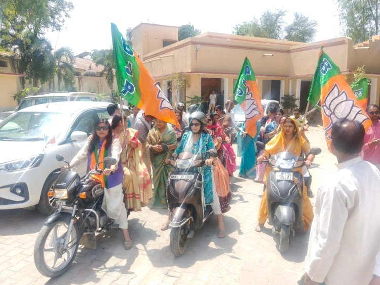 रायबरेली-सुधा अवस्थी के नेतृत्व में निकाली गई महिलाओं की स्कूटी रैली