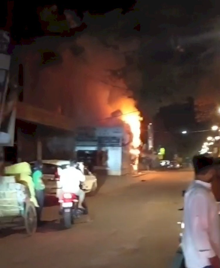 रायबरेली- संदिग्ध परिस्थितियों में  पेंट की दुकान में लगी भीषण आग