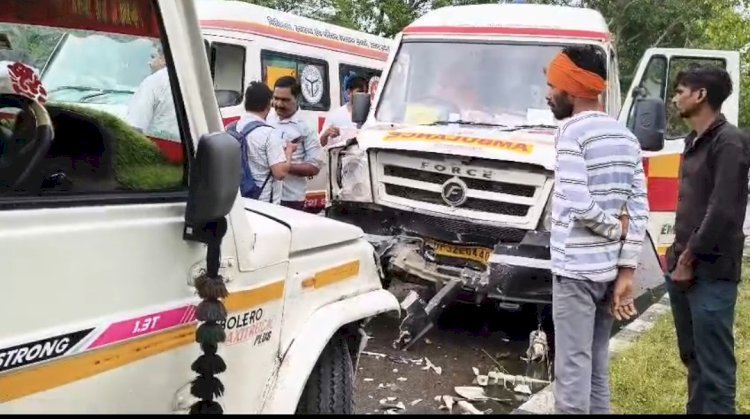रायबरेली: तेज रफ्तार पिकअप ने एंबुलेंस में मारी जोरदार टक्कर