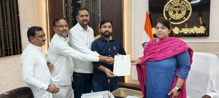 रायबरेली-संगठन के प्रदेश महासचिव अखिलेश यादव के नेतृत्व में जिलाधिकारी को प्रधानों ने सौंपा ज्ञापन*