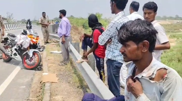 रायबरेली-अज्ञात वाहन की टक्कर से बाइक सवार अनियंत्रित होकर डिवाइडर से टकराया, हालत गंभीर