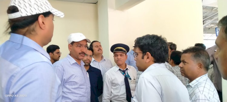 रायबरेली-शौचालय में ताला बंद मिलने से डीआरएम ने जताई नाराजगी