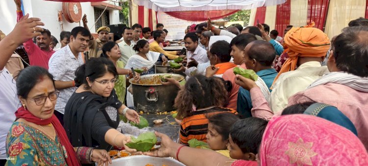 रायबरेली-डीएम ने श्रद्धालुओं को वितरित किया प्रसाद