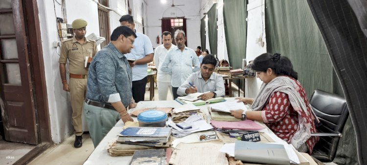 रायबरेली-डीएम ने कलेक्ट्रेट परिसर में स्थापित अभिलेखागार का किया औचक निरीक्षण
