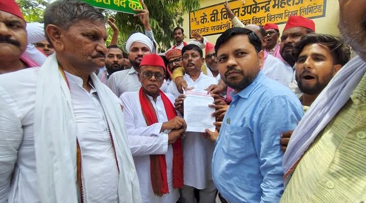 रायबरेली-बिजली नहीं तो बवाल होगा” भीषण गर्मी में फूटा लोगों का गुस्सा, सपा विधायक संग पावर हाउस पर उमड़ा जनसैलाब
