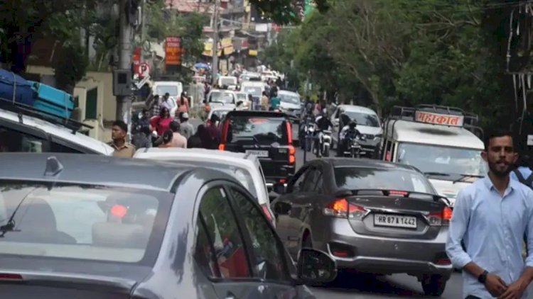 नैनीताल-मसूरी में उमड़ा 'मैदान', हिमाचल में भी भीषण ट्रैफिक जाम छुड़ा रहा पर्यटकों के पसीने