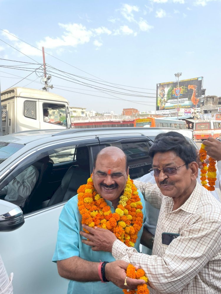 रायबरेली-शिक्षक विधायक का कस्बे के मुख्य चौराहे पर हुआ भव्य स्वागत