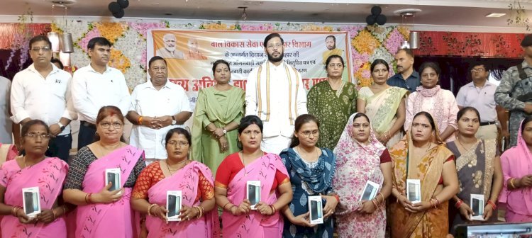 251 नवचयनित आंगनबाड़ी सहायिकाओं को वितरित किये गये नियुक्ति पत्र
