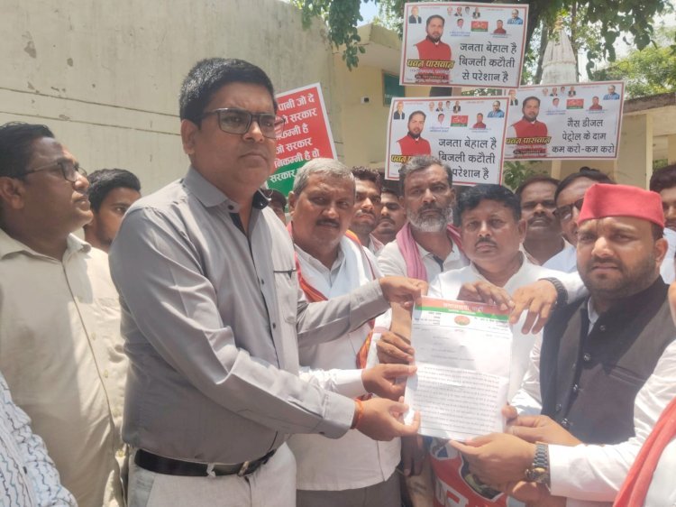 बिजली संकट पर सपा का हल्ला बोल, राज्यपाल संबोधित 10 सूत्रीय ज्ञापन अधिशासी अभियंता को सौपा