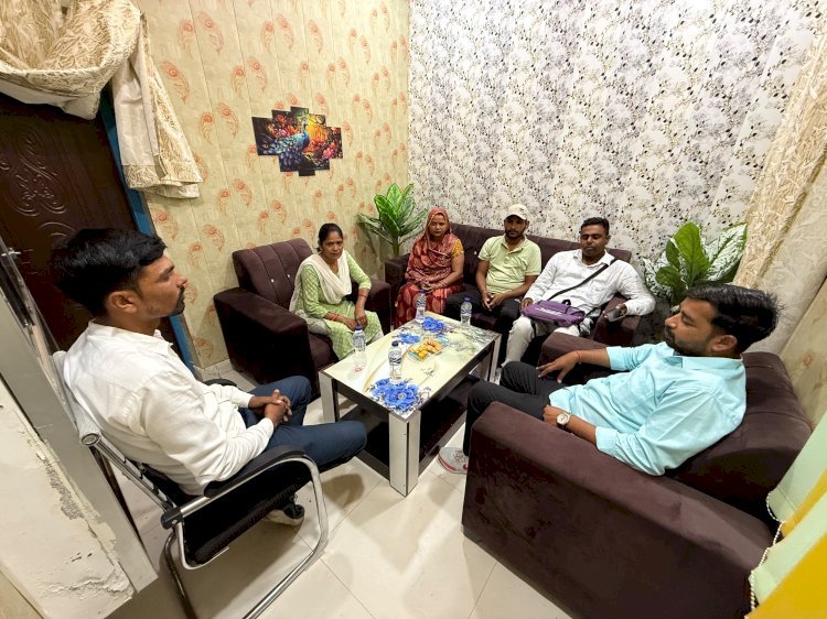 रायबरेली-प्रधान बेलहनी अखिलेश द्वारा जनगणना कर्मियों को भेंट की गई राहत सामग्री