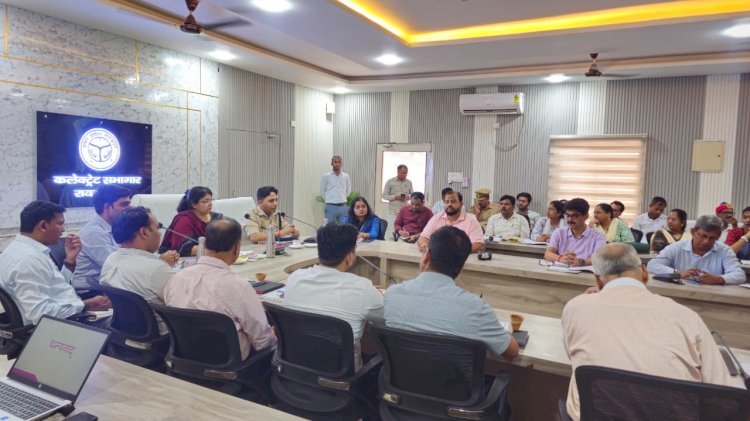 रायबरेली डीएम एवं एसपी द्वारा आगामी आरक्षी भर्ती परीक्षा के दृष्टिगत बचत भवन में आयोजित की गई गोष्ठी