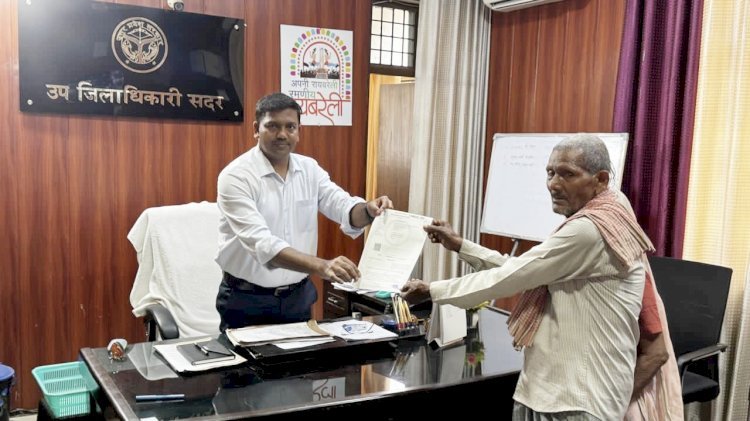 रायबरेली डीएम ने जनसुनवाई में आए प्रार्थी को तत्काल डिक्री कराई जारी