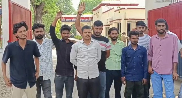 रायबरेली में ऑटो चालकों का प्रदर्शन, राजघाट टैक्सी स्टैंड पर अवैध वसूली का आरोप