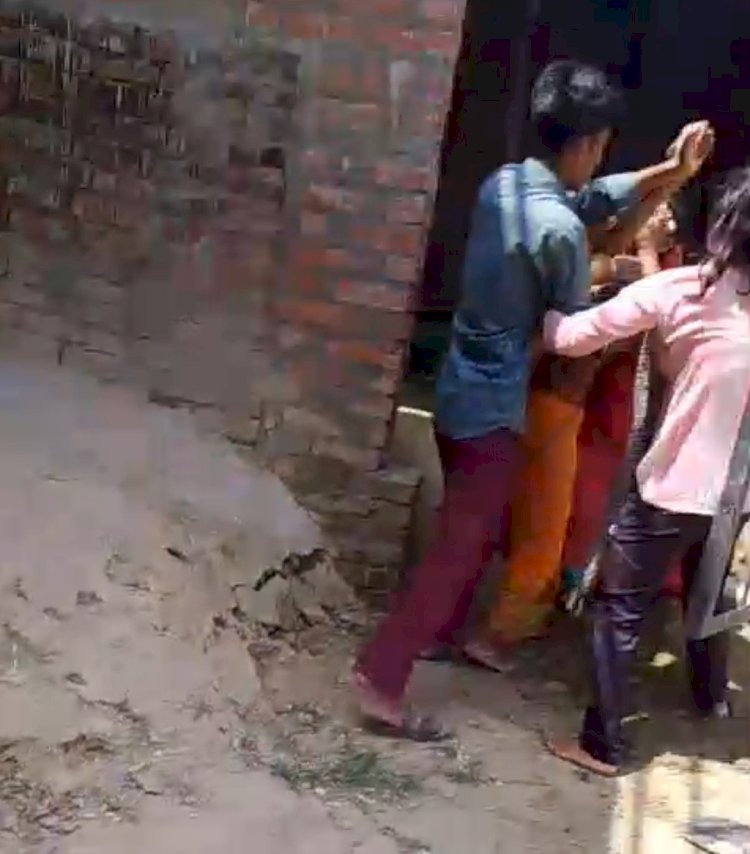 रायबरेली: पुलिस के सामने महिला की बेरहमी से पिटाई, वीडियो वायरल