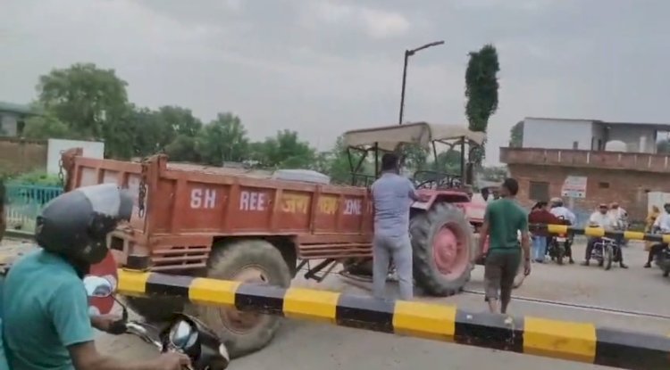 रायबरेली-मुंशीगंज रेलवे क्रॉसिंग पर ट्रैक्टर-ट्रॉली फंसने से टला बड़ा हादसा,हटाया गया गेटमैन