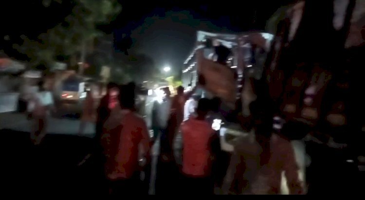 रायबरेली-फायर स्टेशन के सामने दो ट्रकों की भीषण भिड़ंत, घंटों की मशक्कत के बाद चालक को निकाला गया बाहर