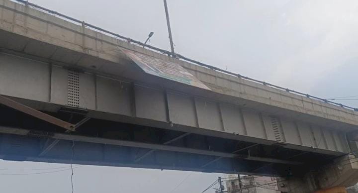 रायबरेली किसी बड़े हादसे का इंतजार कर रही है ओवरब्रिज पर हवा में झूलती हुई होल्डिंग