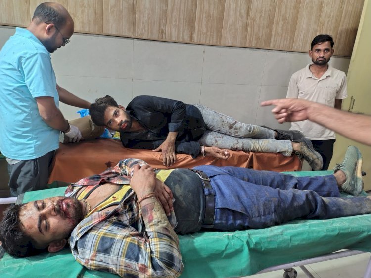 रायबरेली ट्रैक्टर ट्राली से दबकर दो युवक गंभीर घायल लखनऊ ट्रामा सेंटर टू रेफर
