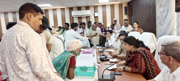 रायबरेली-डीएम-एसपी ने तहसील ऊँचाहार में सम्पूर्ण समाधान दिवस में फरियादियों की सुनी समस्याएं