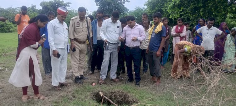 बारिश के दौरान अचानक जमीन धंसने से बनी एक रहस्यमयी सुरंग, बनी चर्चा का विषय