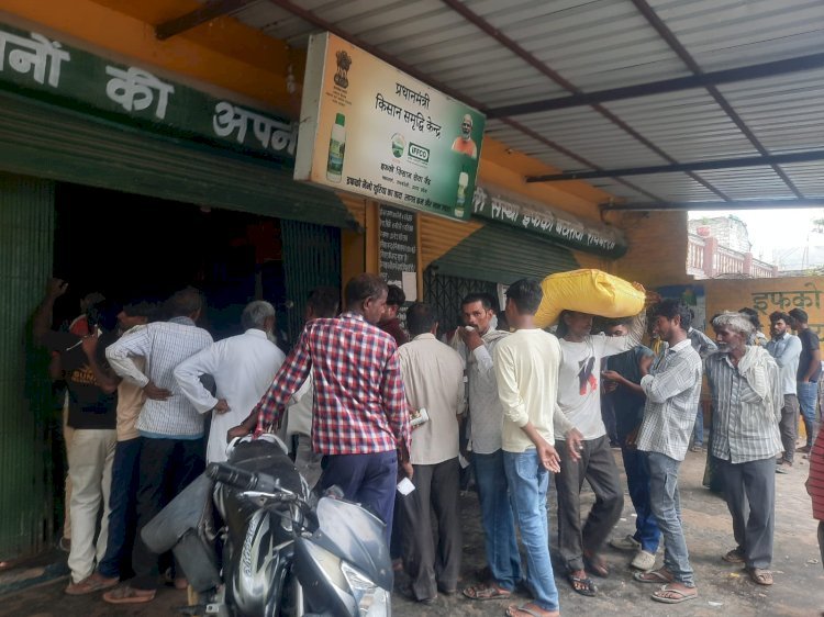 रायबरेली यूरिया के लिए लगी लंबी कतार, डीएपी खाद न मिलने से वापस लौट रहे किसान