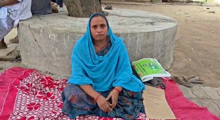रायबरेली-बेटे की प्रताड़ना से तंग आकर एसडीएम कार्यालय के सामने महिला का आमरण अनशन