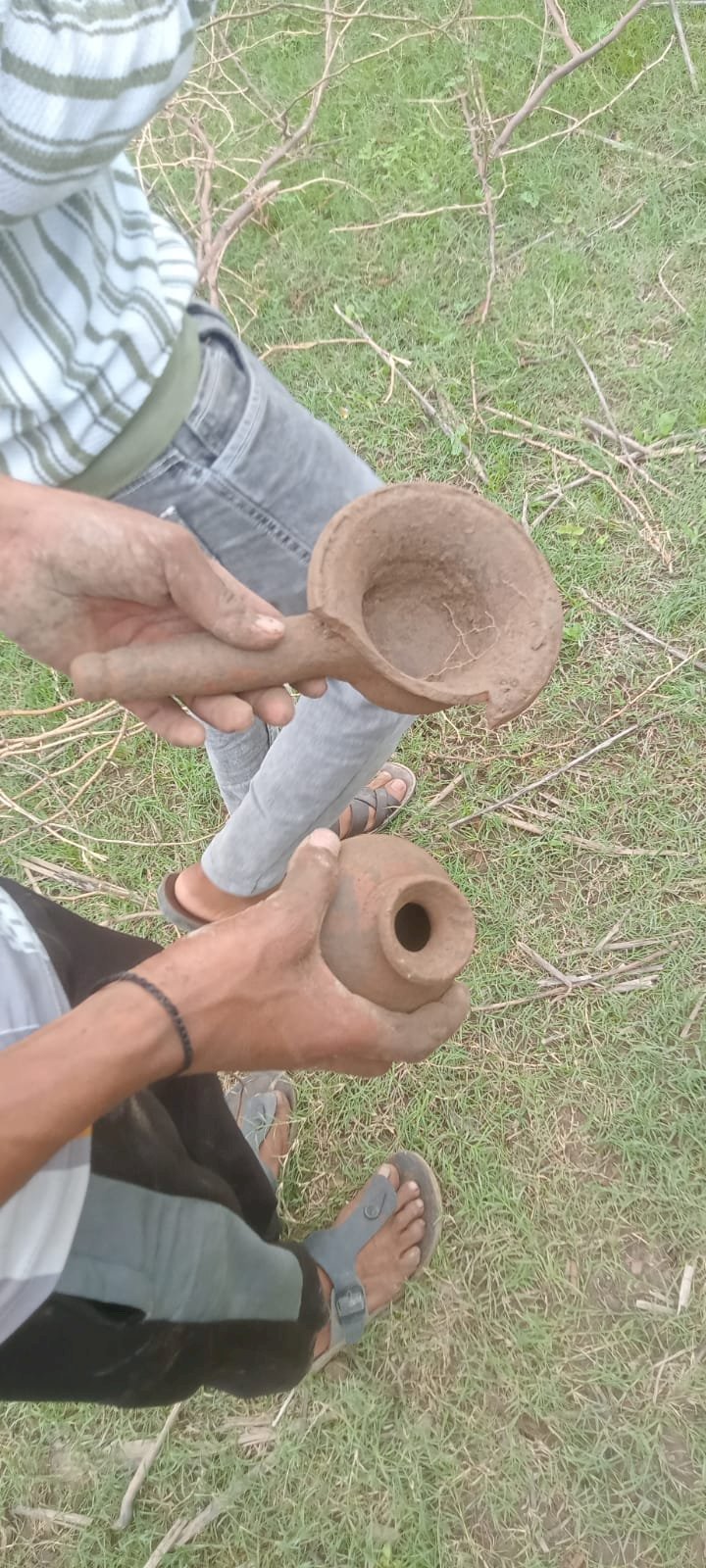 रायबरेली 4 दिन बाद भी नहीं लगी बैरिकेडिंग, ओई गांव की रहस्यमयी सुरंग से निकले बर्तन