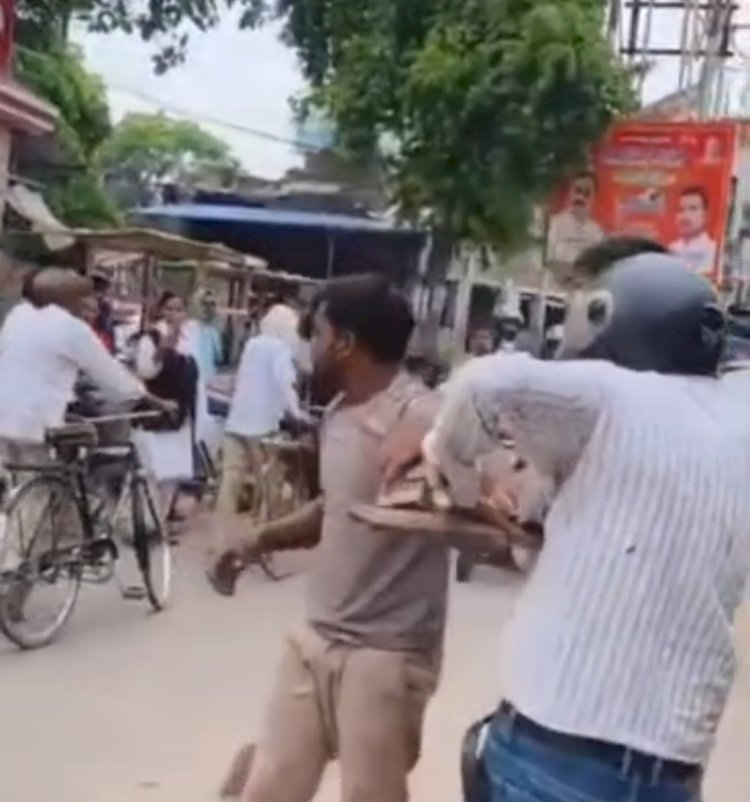 रायबरेली-फल खरीदने को लेकर दो युवकों में मारपीट, पुलिस की मौजूदगी में हुई हाथापाई का वीडियो वायरल