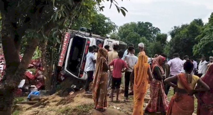 रायबरेली-तेज रफ्तार ट्रक की टक्कर से ई-रिक्शा चकनाचूर, हाईवे पर पलटा ट्रक; दो घायल