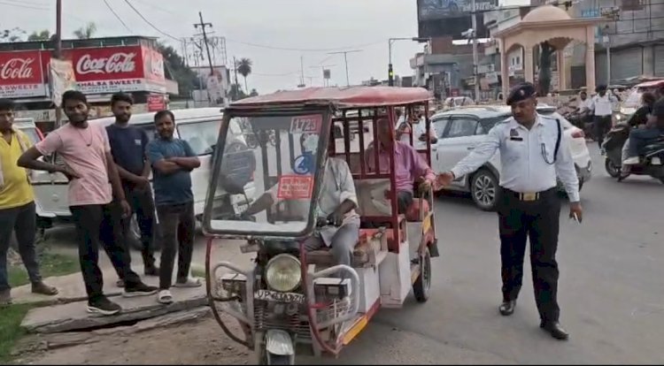 रायबरेली-कांवड़ यात्रा को लेकर हाईवे पर चला सघन चेकिंग अभियान, नाबालिग ई-रिक्शा चालकों पर कार्रवाई