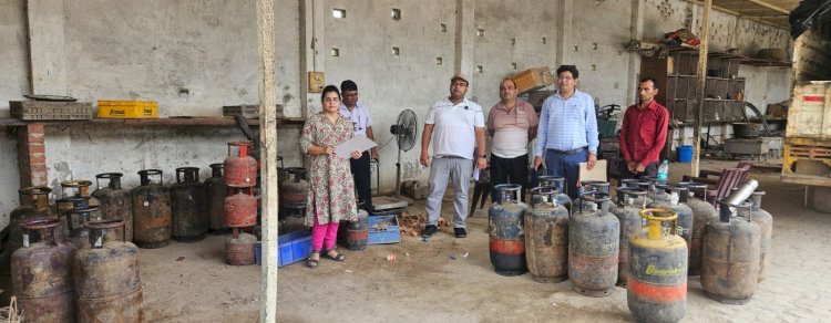 रायबरेली: होटल के गोदाम पर प्रशासन की बड़ी छापेमारी, अवैध गैस रिफिलिंग का भंडाफोड़; 40 सिलेंडर बरामद