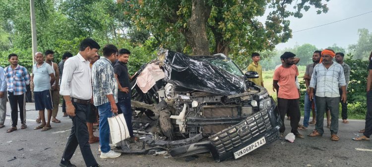 रायबरेली ट्रैक्टर व कार की जोरदार टक्कर, कार चालक गंभीर रूप से घायल, कार के उड़े परखच्चे