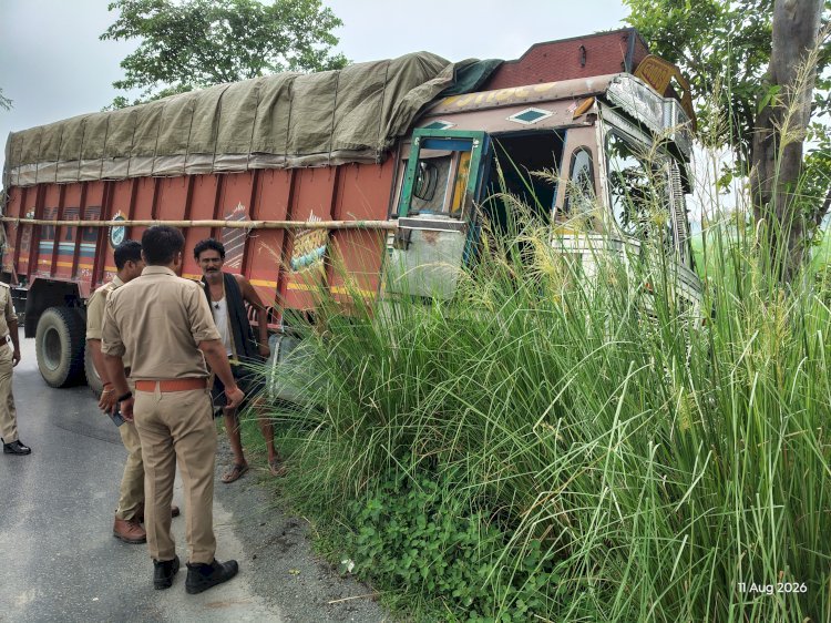 रायबरेली स्टेयरिंग फेल होने से सड़क किनारे पलटा ट्रक, चालक बाल-बाल बचा