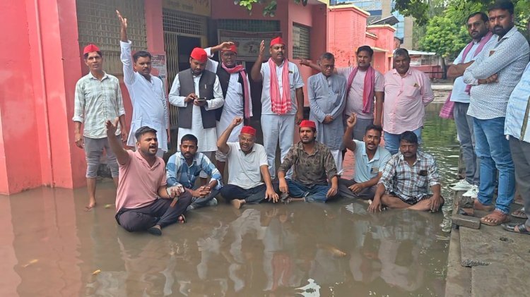 रायबरेली सीएचसी में बरसात के भरे गंदे पानी में बैठे सपा नेता, किया जल सत्याग्रह