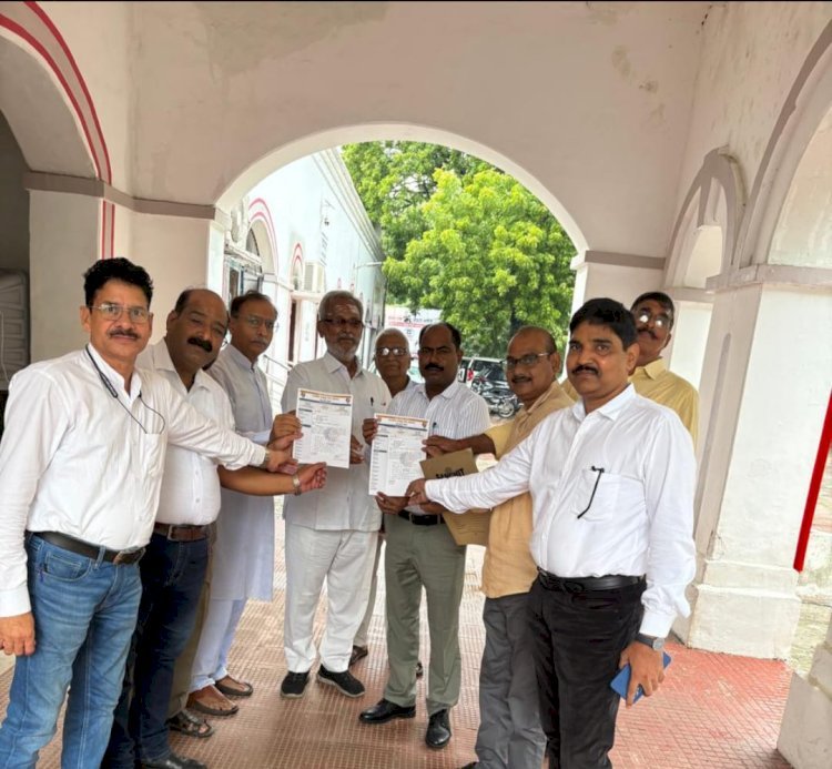 रायबरेली भारतीय मजदूर संघ ने 11 सूत्रीय मांगों को लेकर प्रधानमंत्री एवं मुख्यमंत्री के नाम डीएम को सौंपा ज्ञापन
