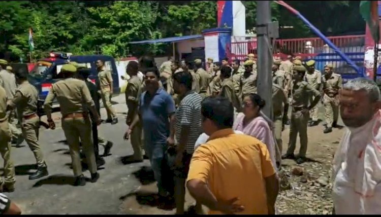 रायबरेली जेल के बाहर आरपी यादव के समर्थकों का जमावड़ा, लगाए जिंदाबाद के नारे