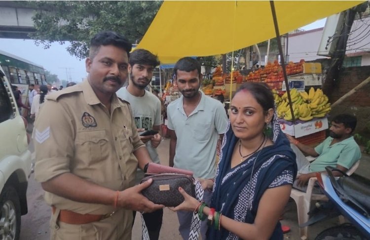 रायबरेली बछरावां पुलिस की सक्रियता के चलते बस में छूटा बैग हुआ बरामद, महिला को किया गया सुपुर्द