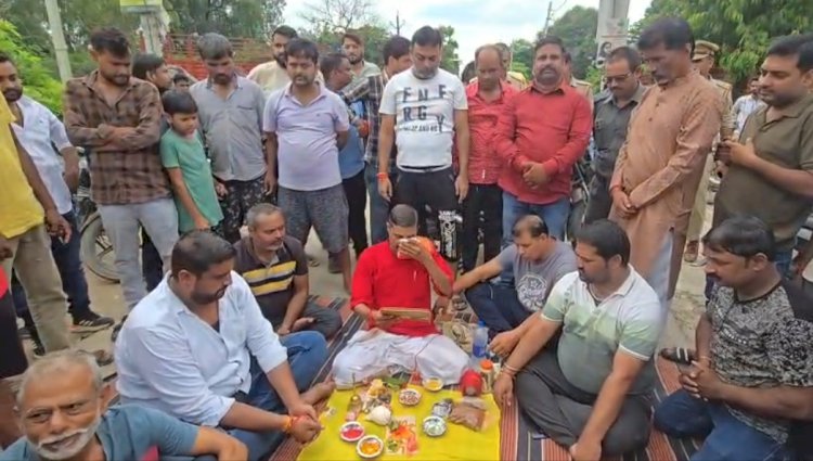 रायबरेली बदहाल सड़क के बीच कराई सत्यनारायण भगवान की कथा, अनोखे अंदाज में जताया विरोध