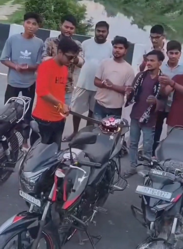 रायबरेली में रीलबाजी का जुनून! बाइक पर रखकर काटा केक, तलवार लहराने का वीडियो वायरल