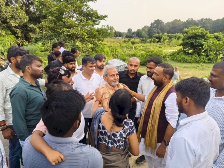 रायबरेली-हादसे के बीच मददगार बने पूर्व विधायक धीरेंद्र बहादुर सिंह,कार में फंसे लोगों को सुरक्षित निकलवाया