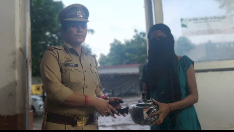 रायबरेली-वर्दी में दिखी इंसानियत, बेसहारा युवती की मदद को आगे आई महिला दरोगा